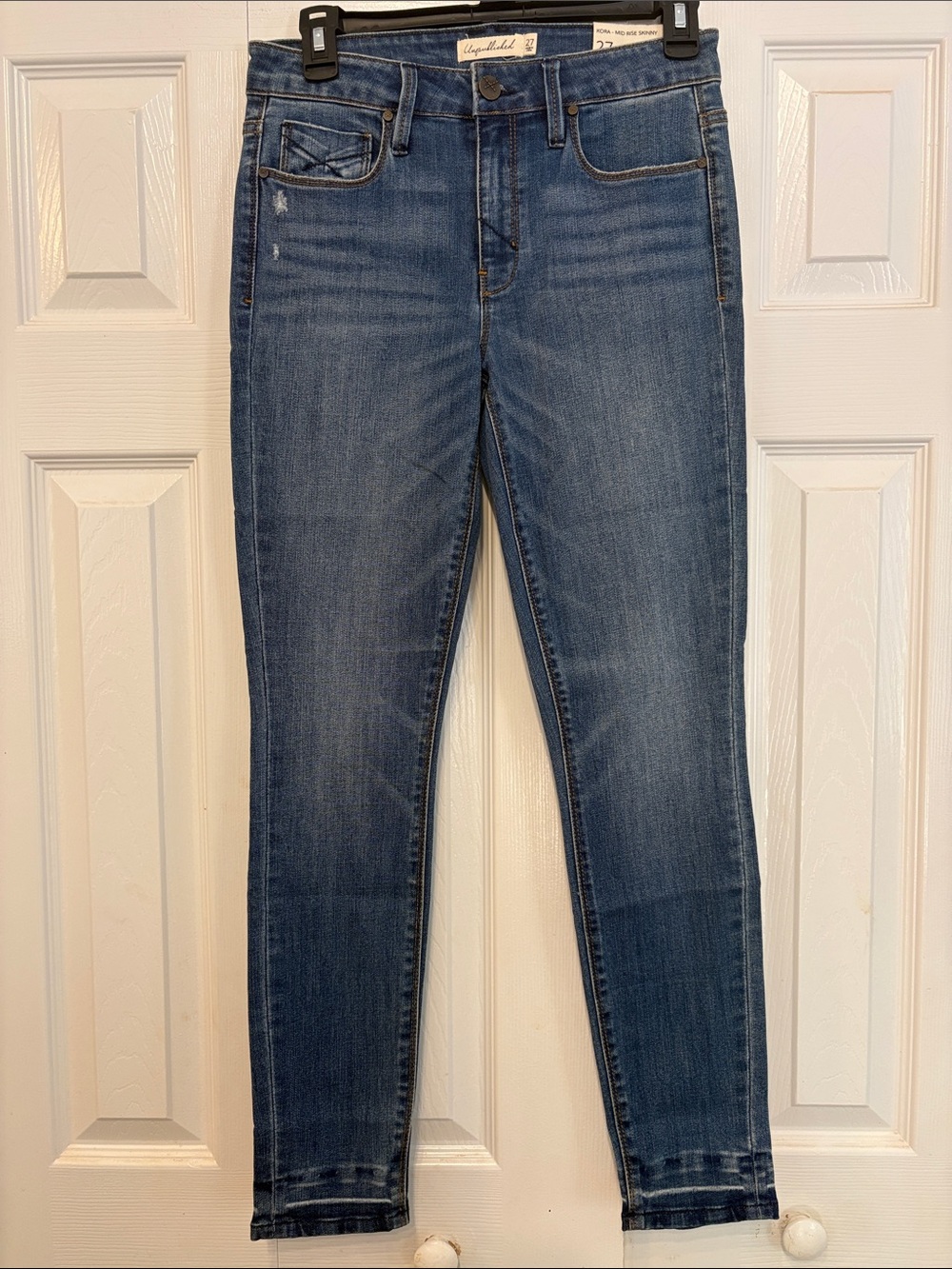 Light Wash Skinny Jeans - Slim Fit Blue Denim 818